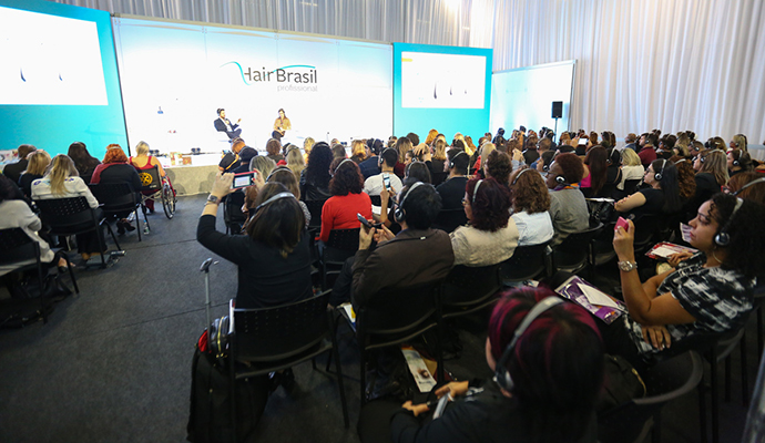 8º Congresso de Tricologia Hair Brasil  -  A coordenadora convidada, Adriana Teixeira, apresenta programação atual e focada em inovação